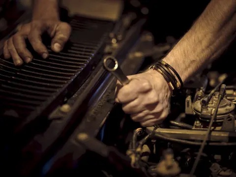 Mechaniker arbeitet am Motor